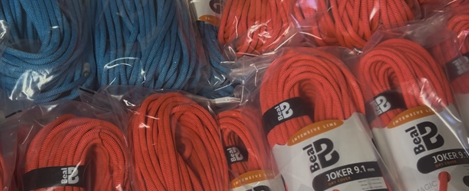 Comment entretenir et laver une corde d’escalade : cordes Beal présentées en magasin chez 4C+.