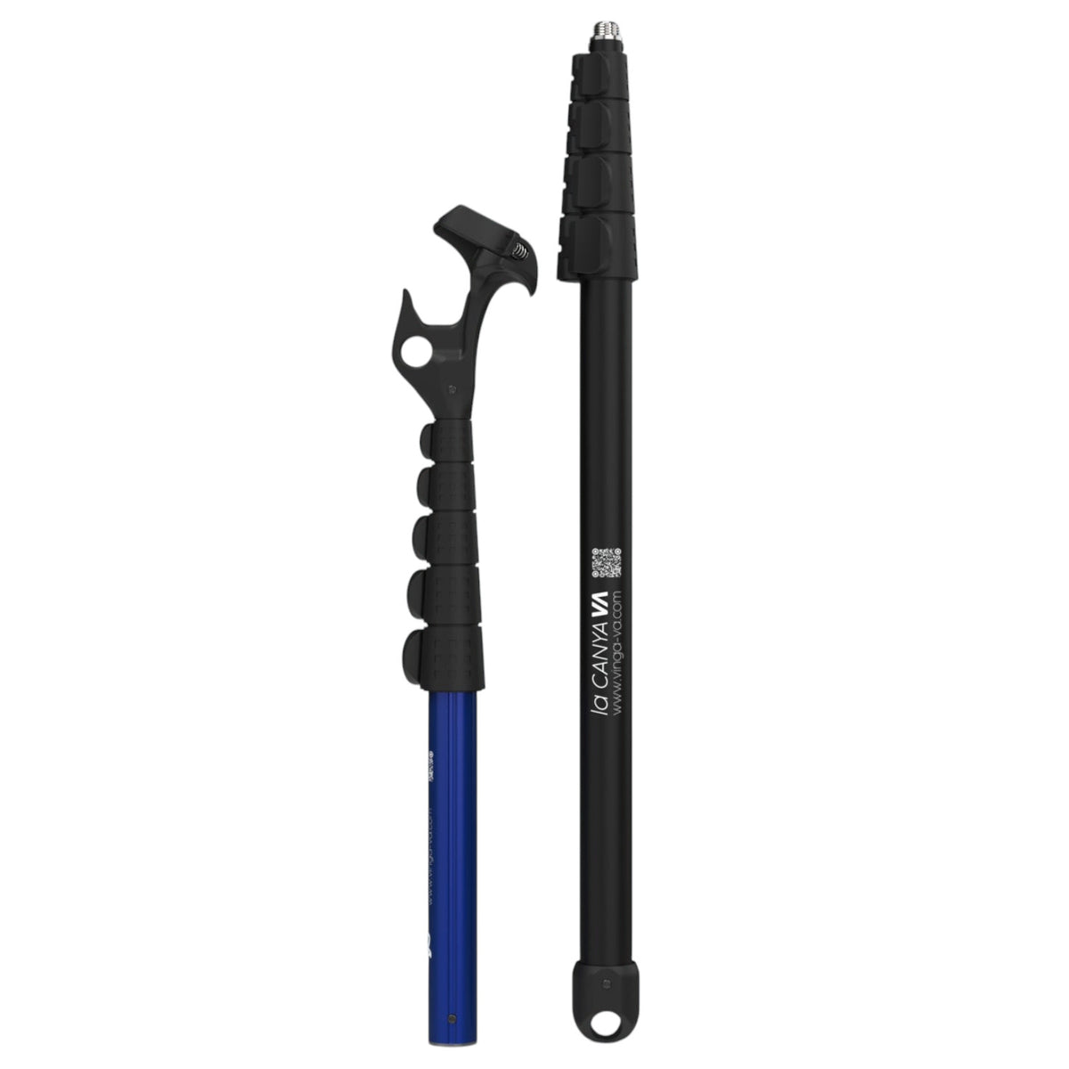 Clipstick de escalada 4c+ La Canya Vinga Va con dos perchas telescópicas, una azul y otra negra, para mayor alcance.