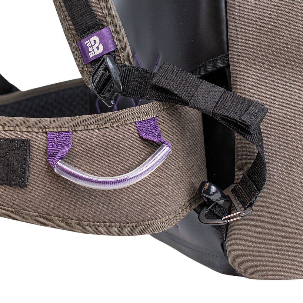 Detalle del cinturón lumbar y correas de la mochila técnica Beal Mad Max 45 de 4c+ en color gris oscuro