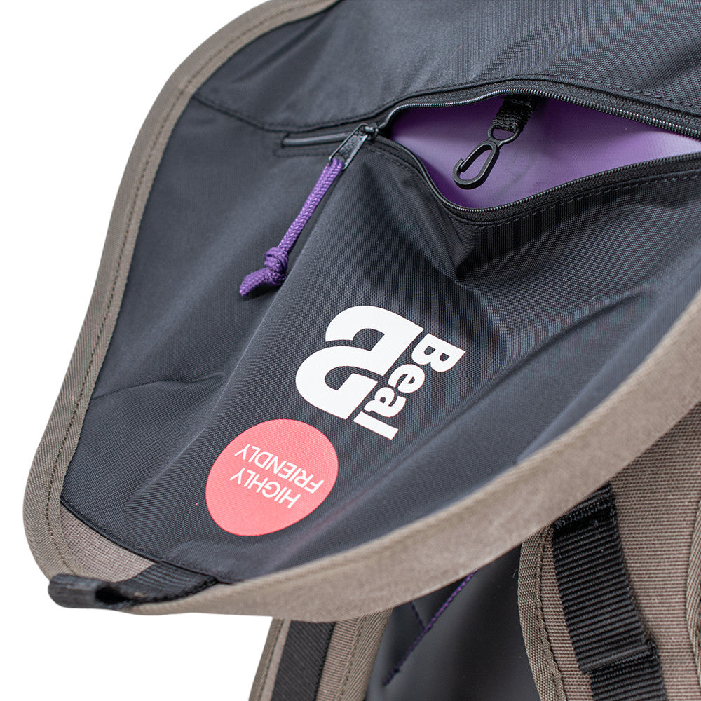 Detalle de la solapa con cremallera y logo Beal en la mochila técnica 4c+ Mad Max 45 color Dark Stone