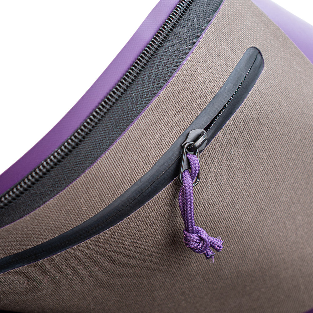 Detalle de cremallera estanca y tejido resistente en mochila de escalada 4c+ Mad Max 60 color Dark Stone