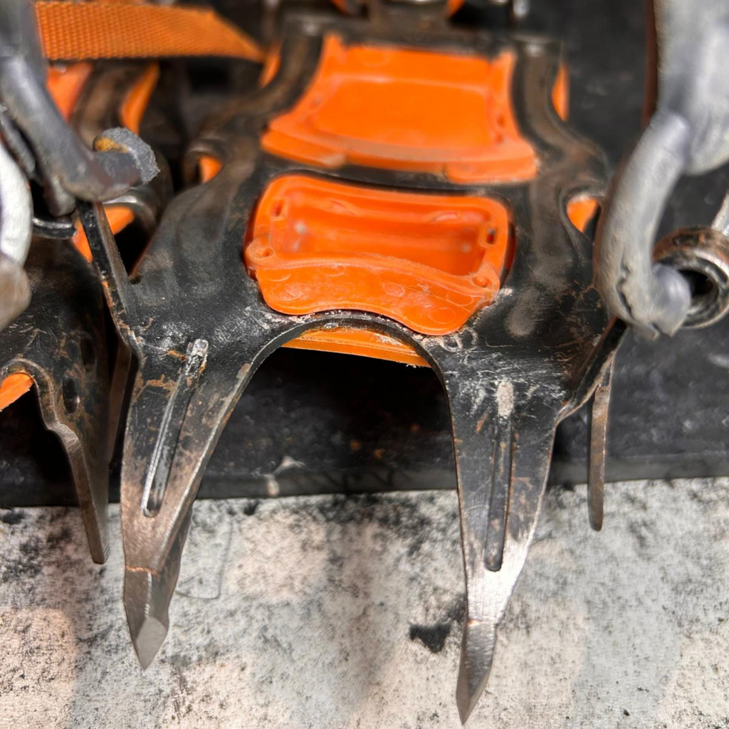 Service d'affûtage professionnel pour crampons d'alpinisme 4c+ avec pointes en acier et détails orange