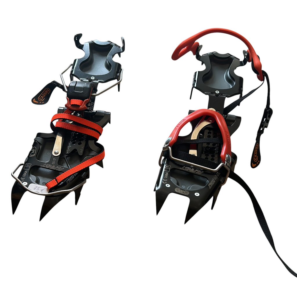 Service d'affûtage de crampons d'alpinisme 4c+ pour redonner du mordant aux pointes en acier noir et orange.