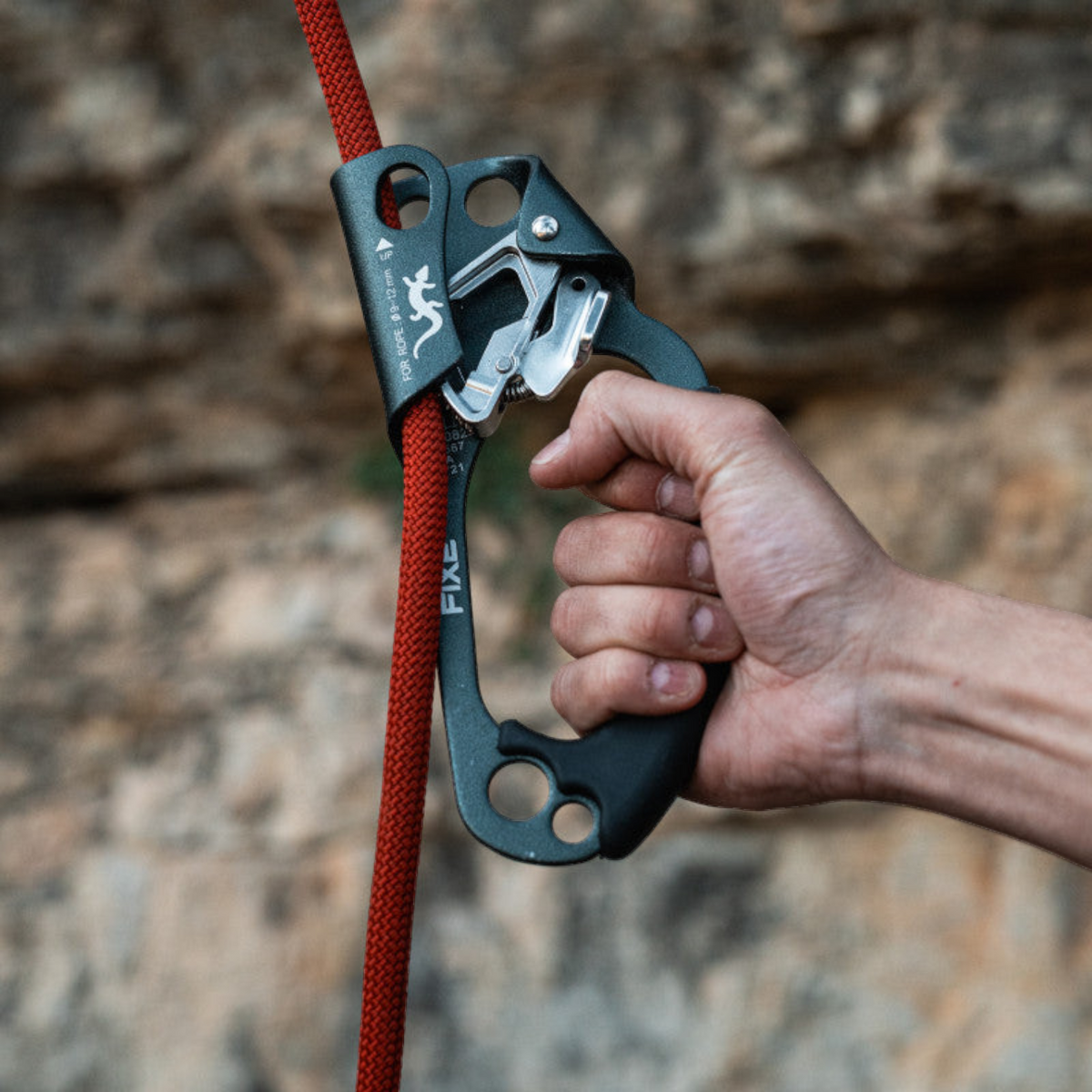 Poignée bloquante 4c+ Ascender Capitan grise pour main droite fixée sur une corde d'escalade rouge en extérieur