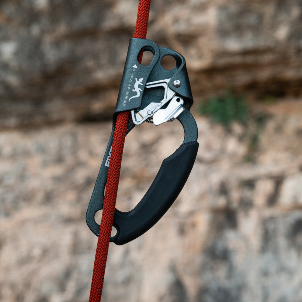 Poignée bloquante 4c+ Ascender Capitan grise pour main droite installée sur une corde rouge en falaise