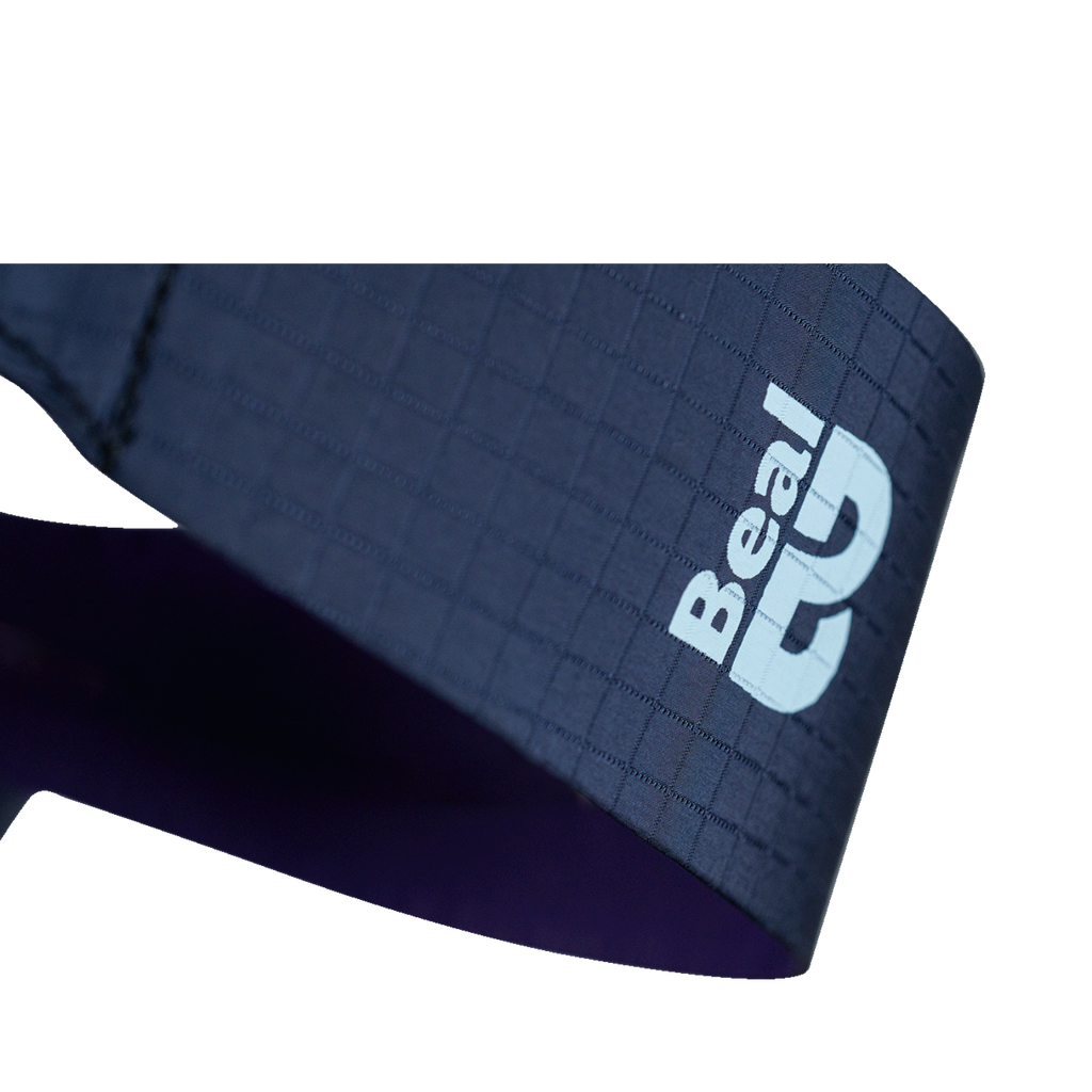 Gros plan sur le baudrier d'escalade 4c+ Beal Ghost bleu marine avec technologie Webcore et logo Beal visible
