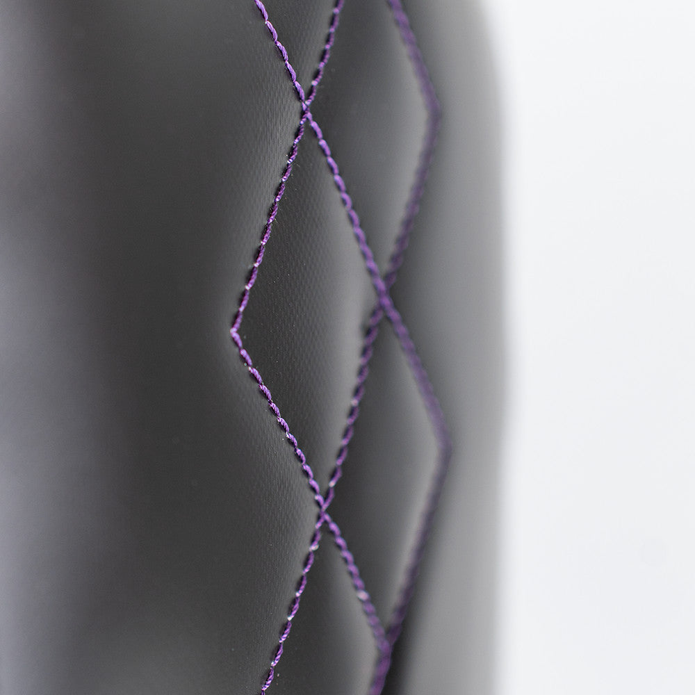 Detalle de costuras en rombos de hilo morado sobre material técnico oscuro de la mochila 4c+ Beal Mad Max 60