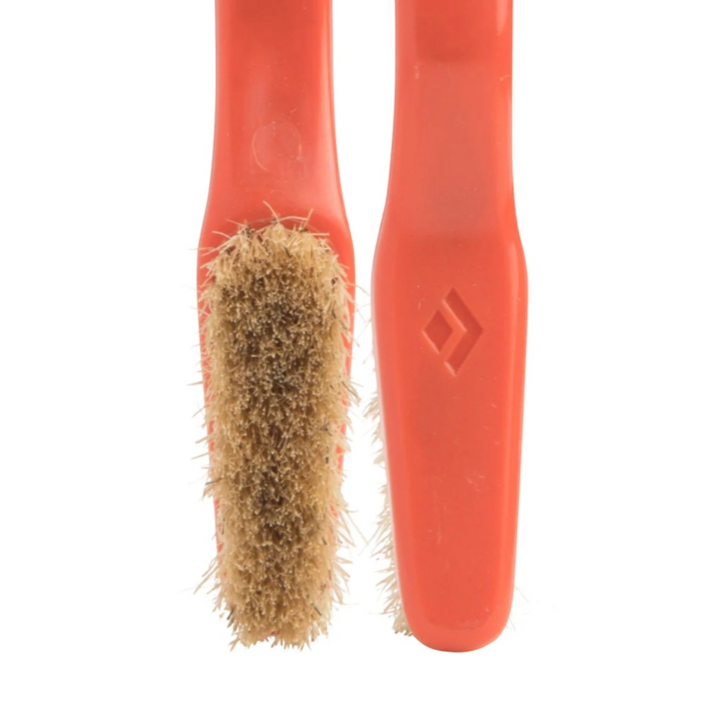 Brosse d'escalade 4c+ orange avec poils naturels en soies de sanglier pour nettoyer les prises de bloc