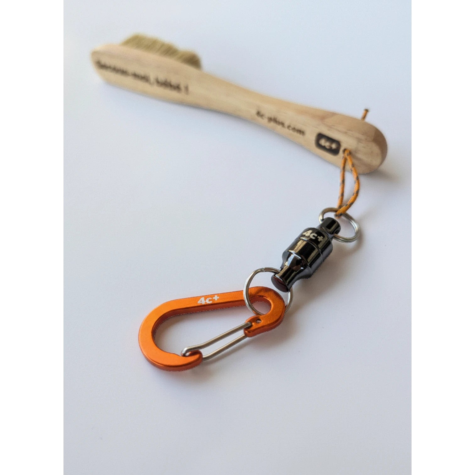 Sistema magnetico 4c+ CLIPMAG con mosqueton naranja y cepillo de madera para escalada