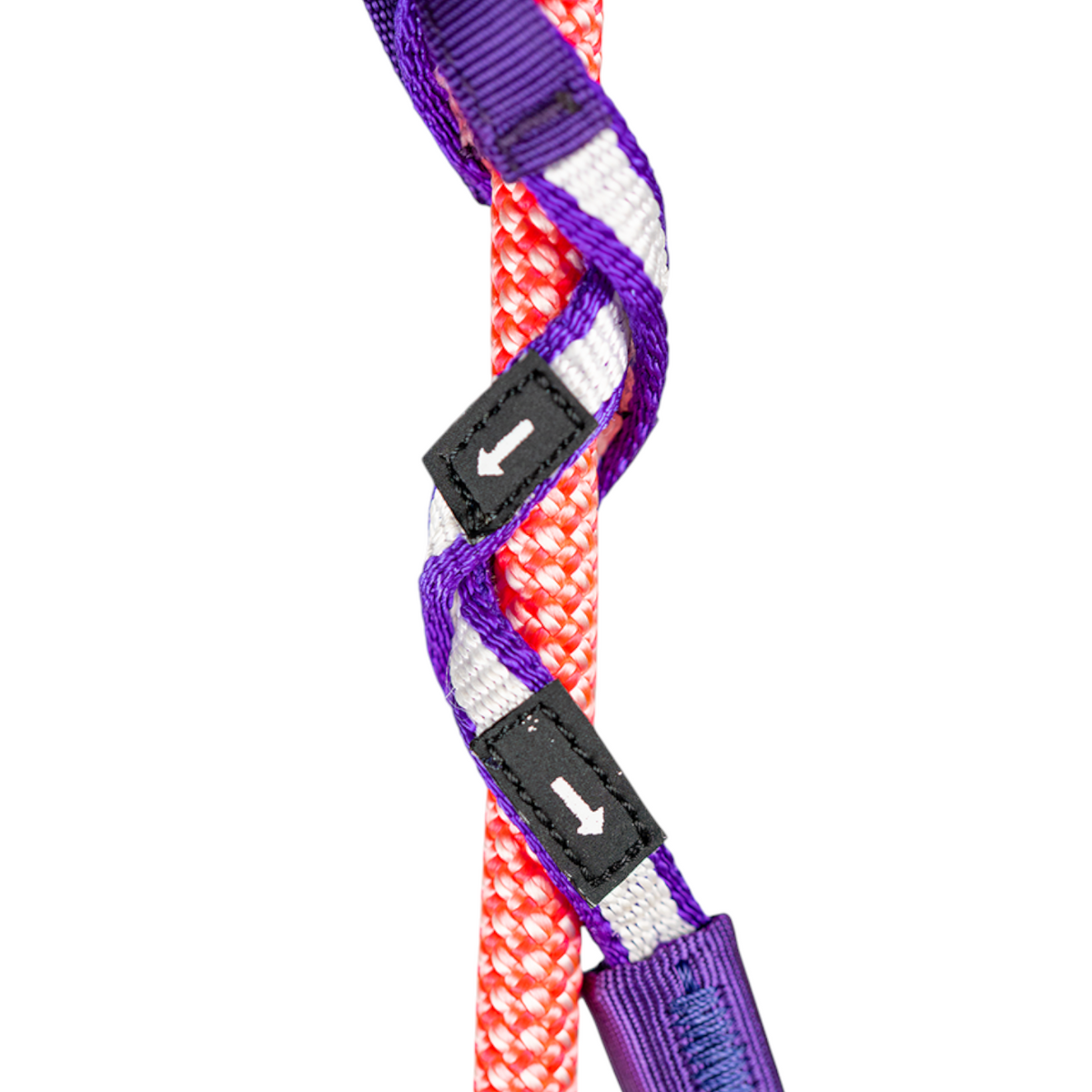 Système de rappel Escaper 4c+ violet et blanc installé sur une corde d'escalade rouge pour descente sur brin unique