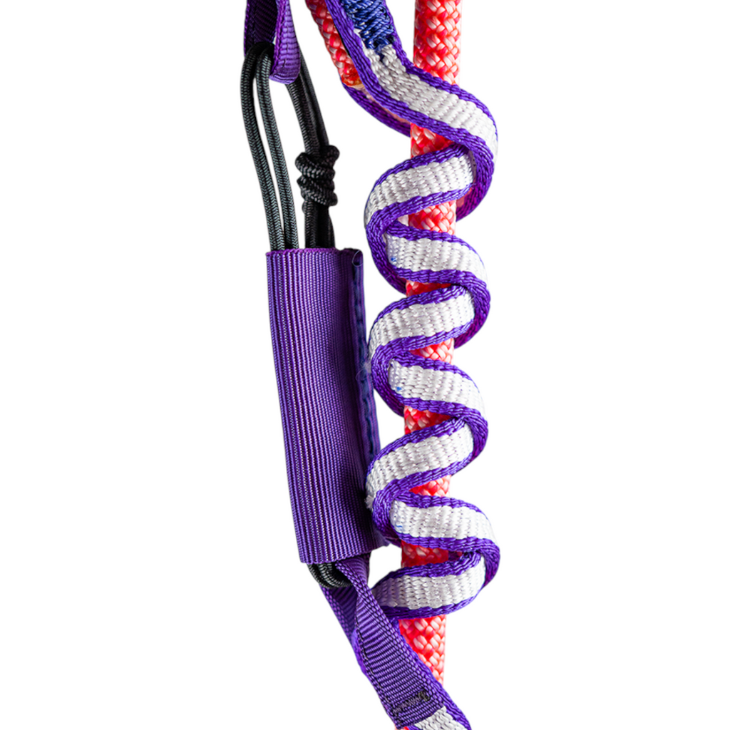 Système de rappel Escaper 4c+ violet et blanc installé sur une corde d'escalade rouge pour descente sur brin unique