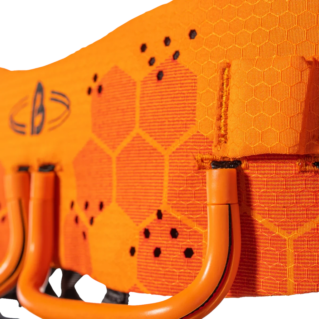 Gros plan sur le harnais orange Beal Ellipse XT de 4c+ avec porte-matériel rigide et motif hexagonal