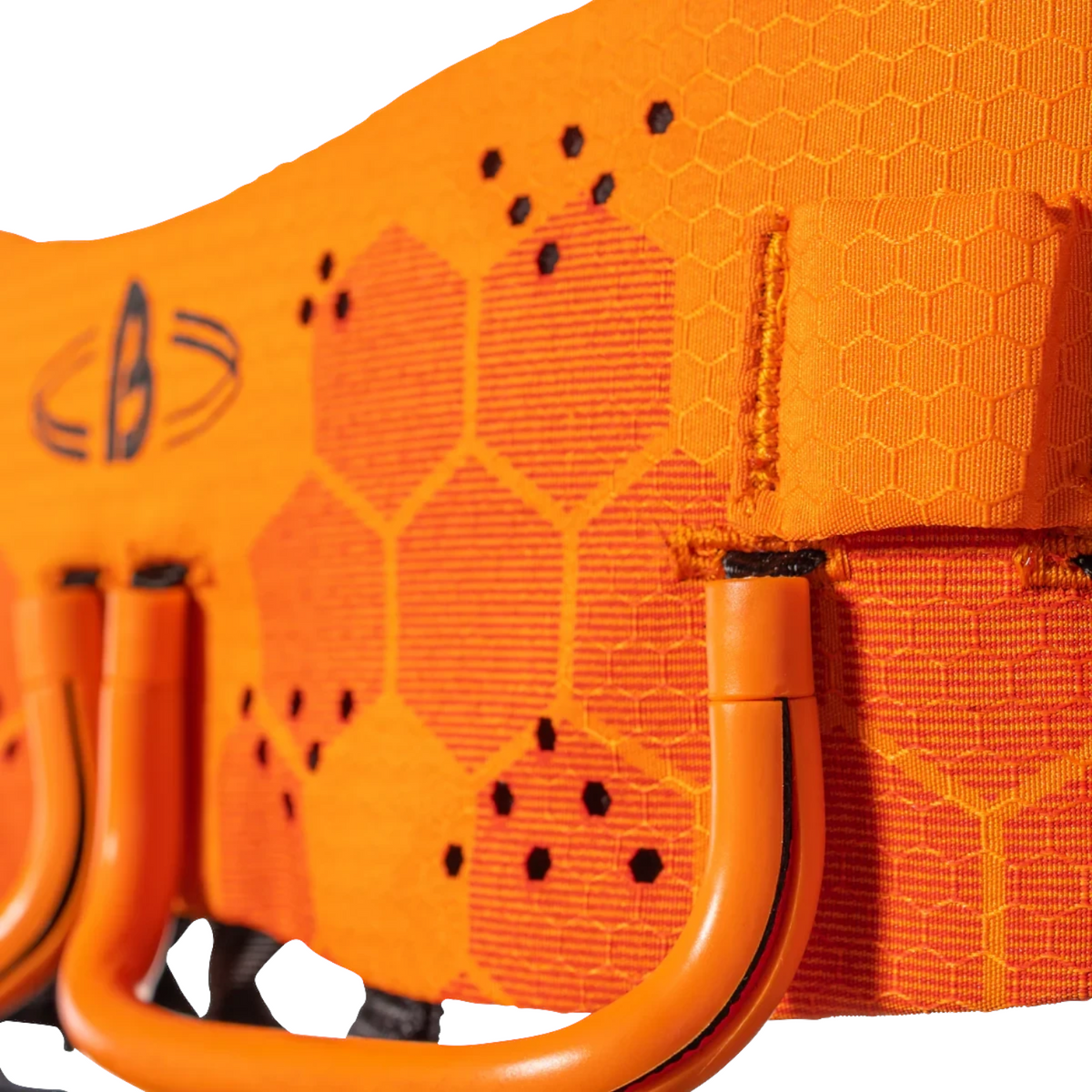 Gros plan sur le harnais orange Beal Ellipse XT de 4c+ avec porte-matériel rigide et motif hexagonal