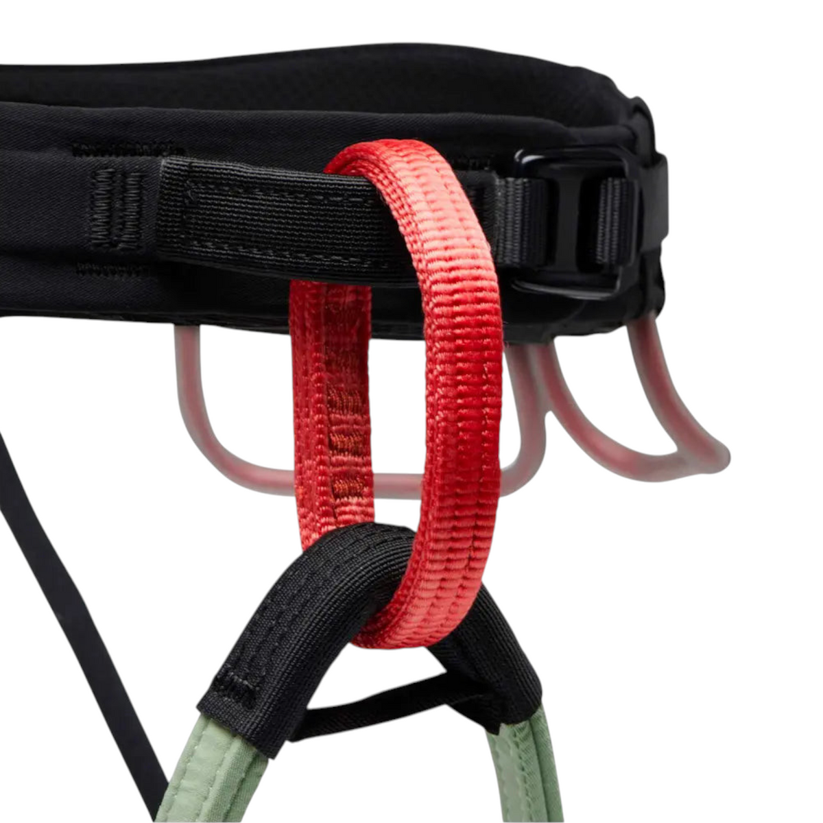 Détail du harnais d'escalade 4c+ Women's Solution Harness avec porte-matériel rouge et sangle de sécurité