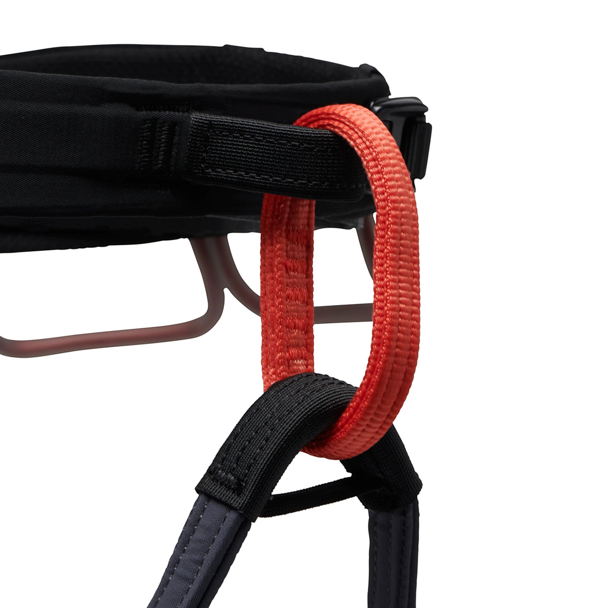 Gros plan sur le point d'encordement rouge du harnais d'escalade 4c+ Solution Honnold Edition noir