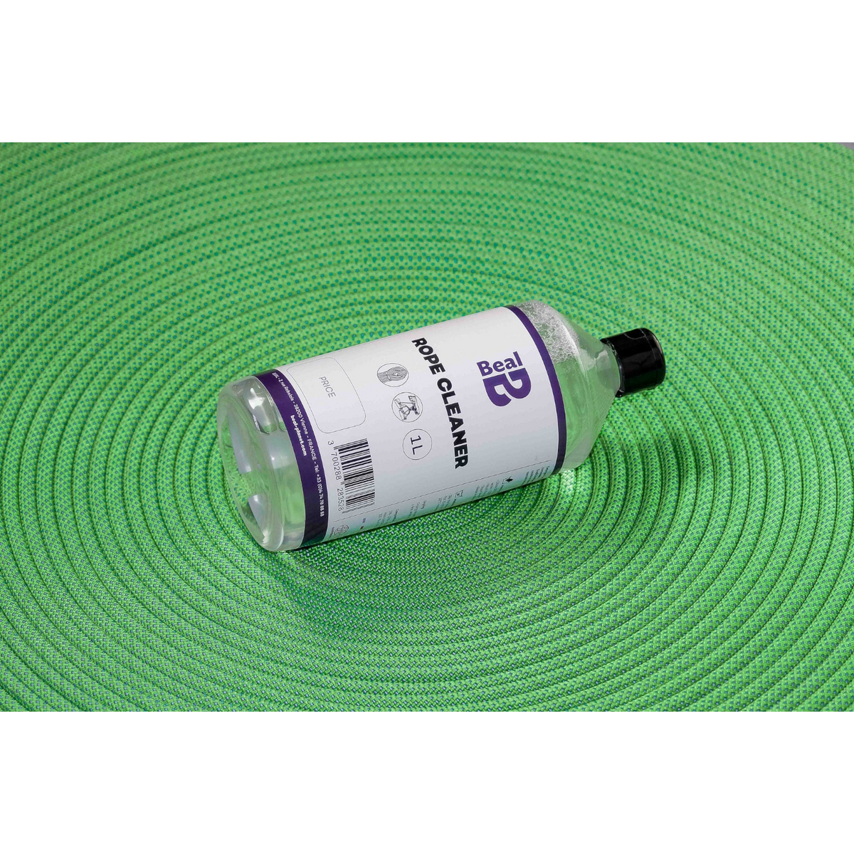 Flacon de 1L de lessive Beal Rope Cleaner 4c+ posé sur une corde d'escalade verte pour l'entretien du matériel