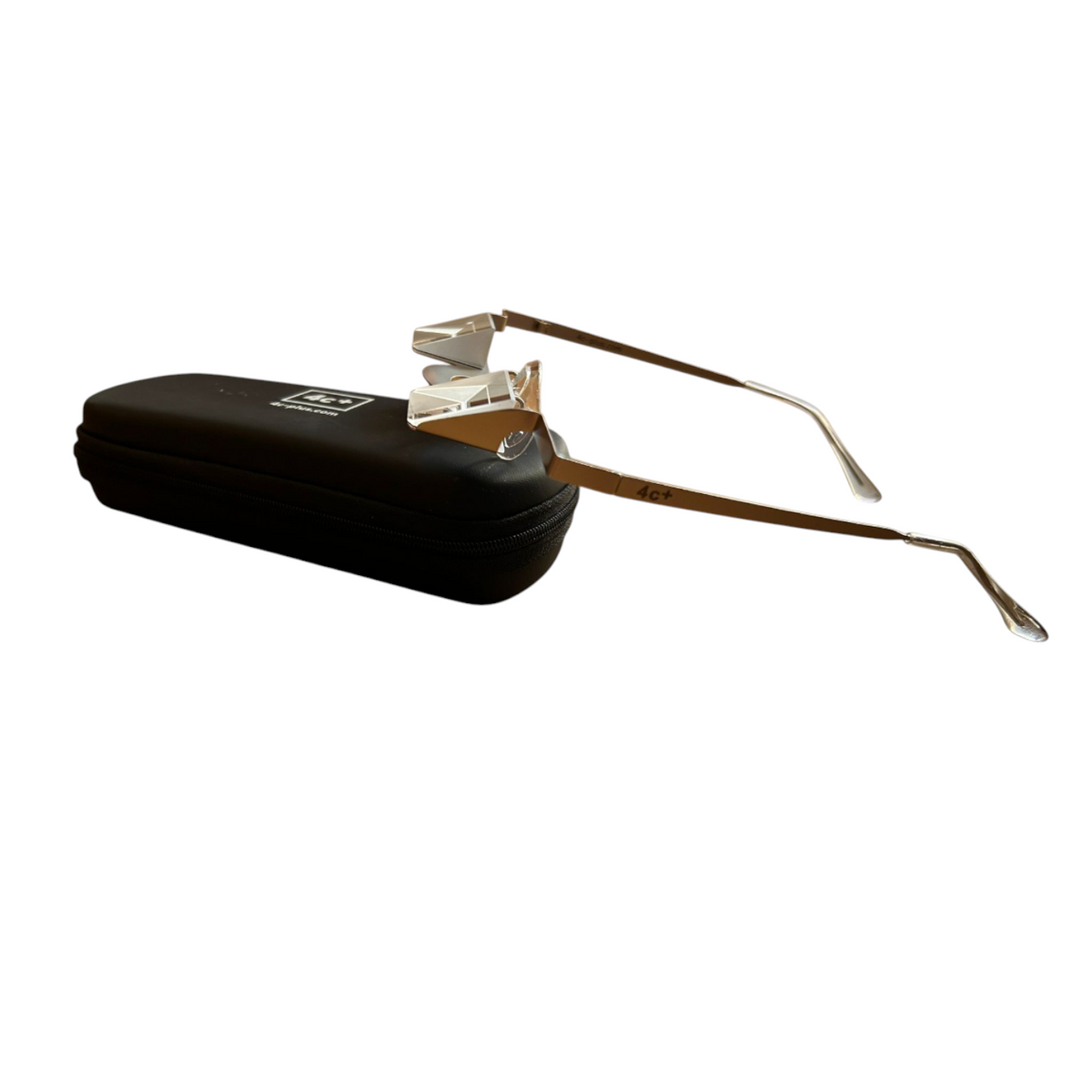 Lunettes d'assurage 4c+ légères avec prismes, monture métallique et étui de protection noir inclus.