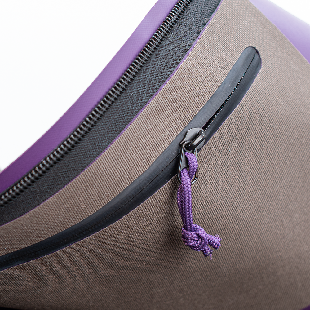 Detalle de cremallera estanca y tejido resistente en mochila de escalada 4c+ Beal Mad Max 35 color Dark Stone