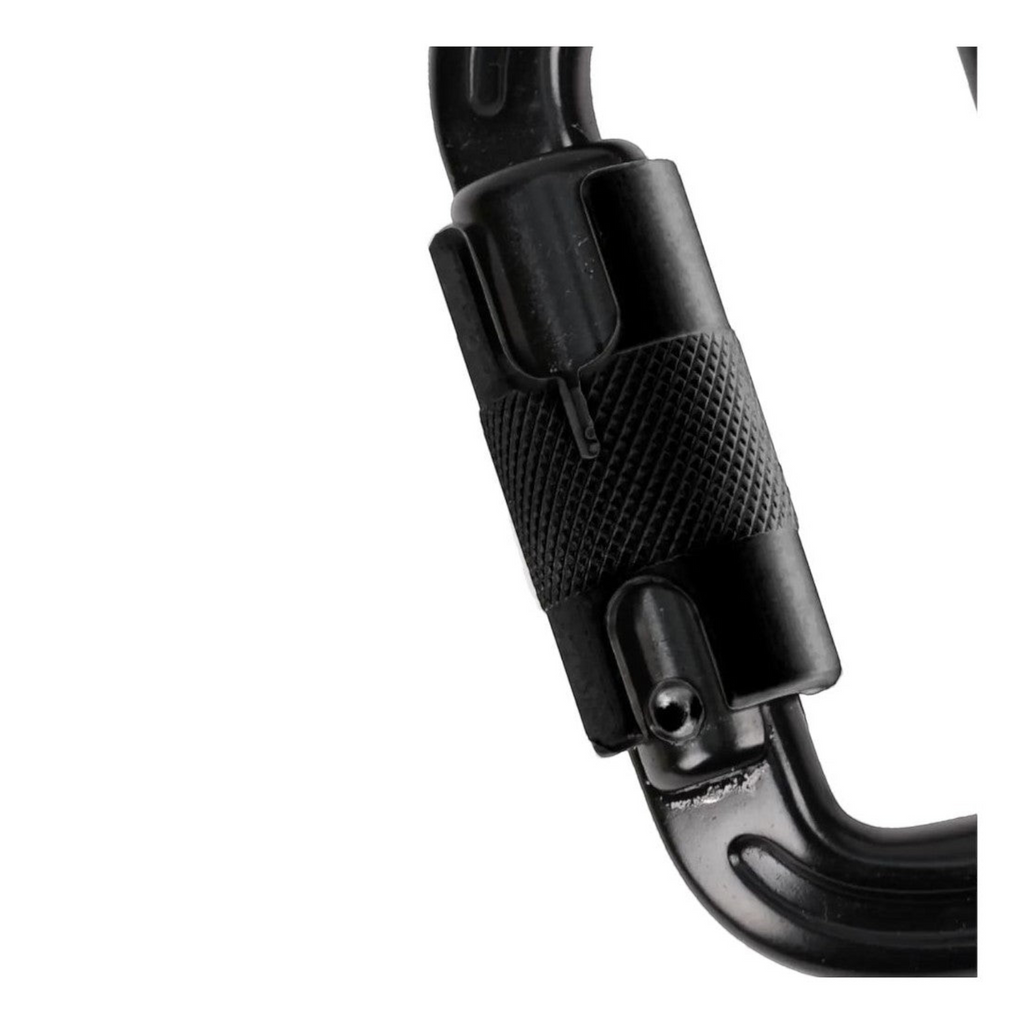 Gros plan sur le mécanisme de verrouillage triple action du mousqueton en aluminium noir 4c+ Foras Triple Lock