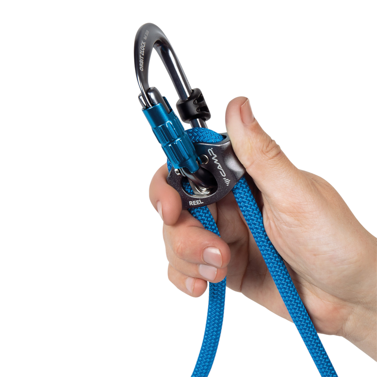 Outil de gestion de corde CAMP Reel 100 cm bleu avec mousqueton Orbit Lock tenu en main, idéal pour falaise et via ferrata