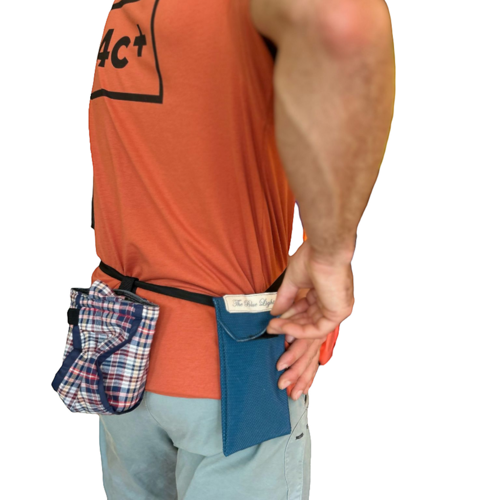 Porte-téléphone 4c+ bleu avec sac à magnésie à carreaux porté à la taille par un grimpeur en grande voie