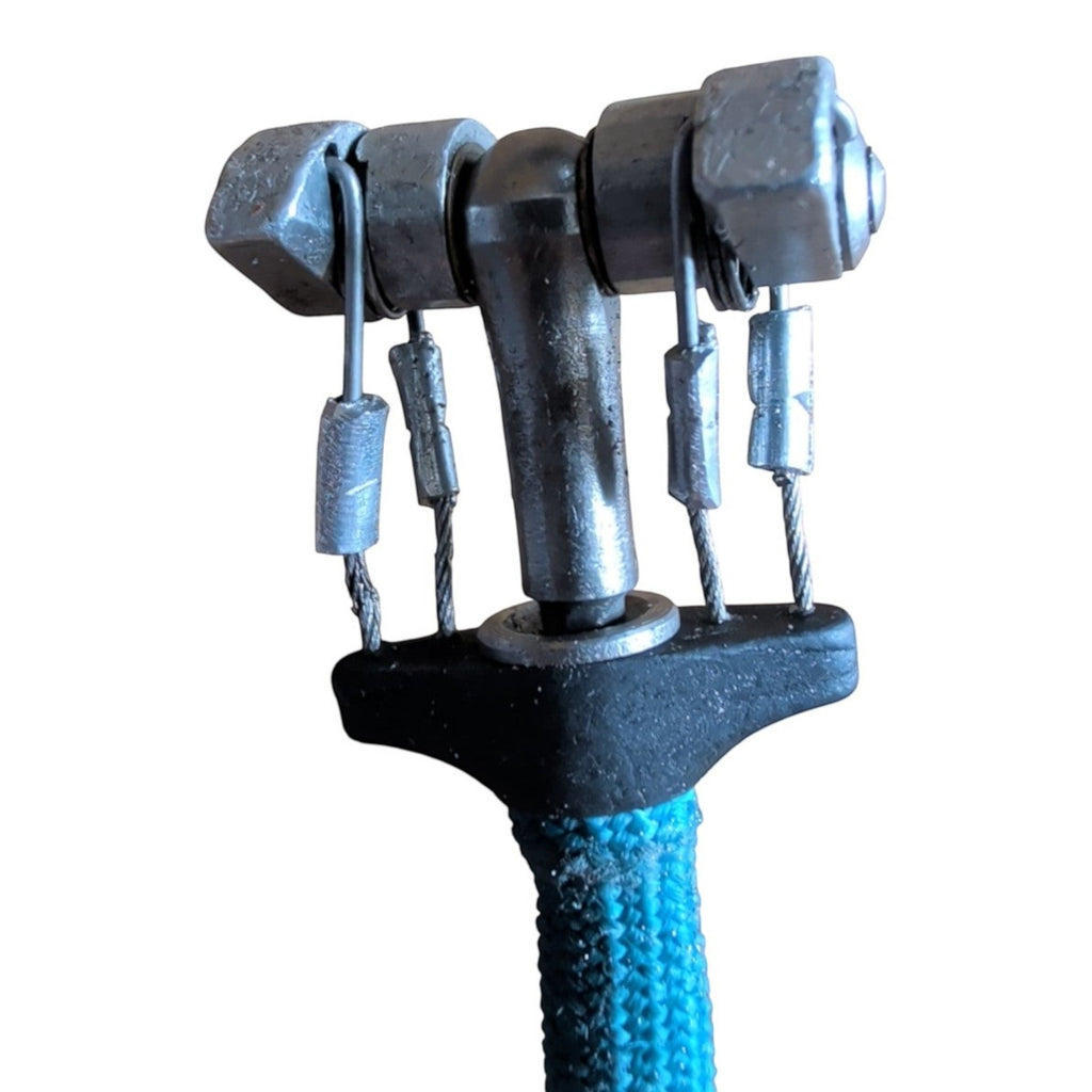 Servicio de reparación de 4c+ para cables y gatillos de friends de escalada, mostrando detalle del mecanismo metálico.