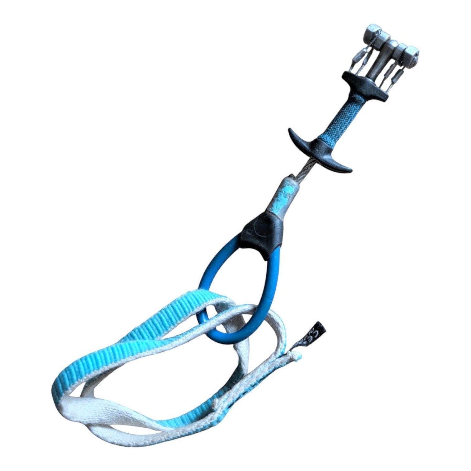 Servicio de reparación de 4c+ para friends de escalada, mostrando un dispositivo mecánico con cinta azul y gatillo.