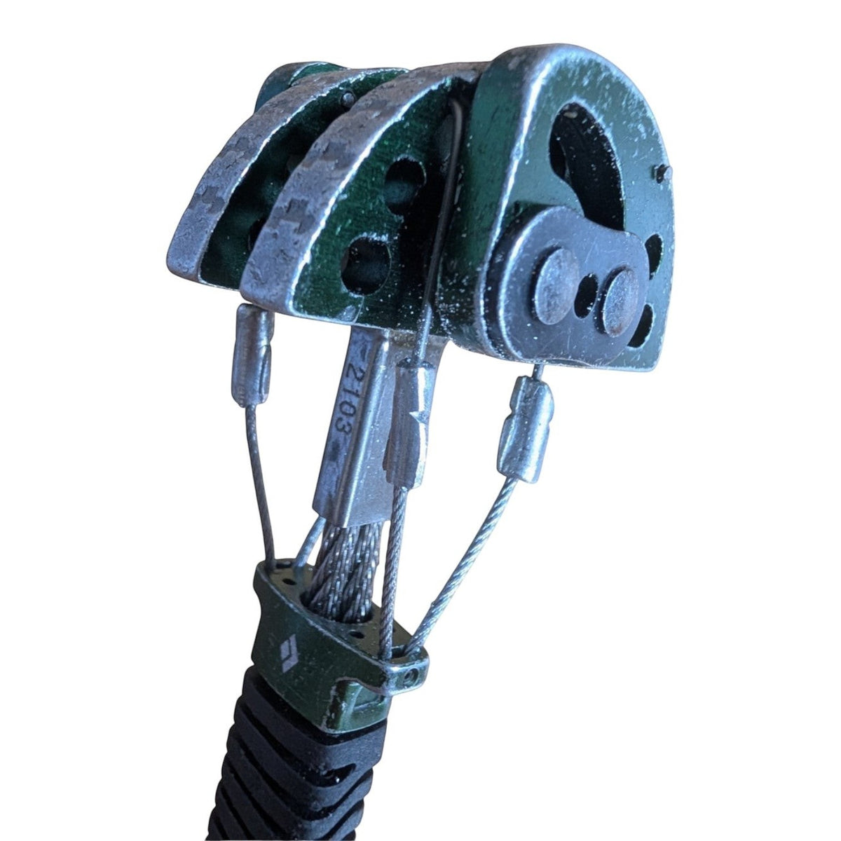 Servicio de reparación de 4c+ para friends de escalada, mostrando el mecanismo de levas metálicas y cables.