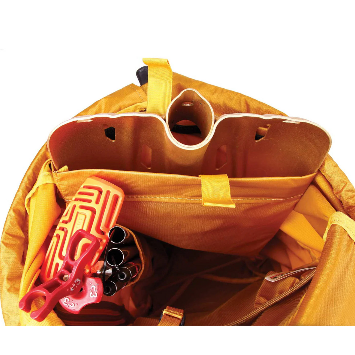 Intérieur du sac à dos 4c+ Firecrest 28 jaune contenant une pelle à neige et une sonde pour l'alpinisme.