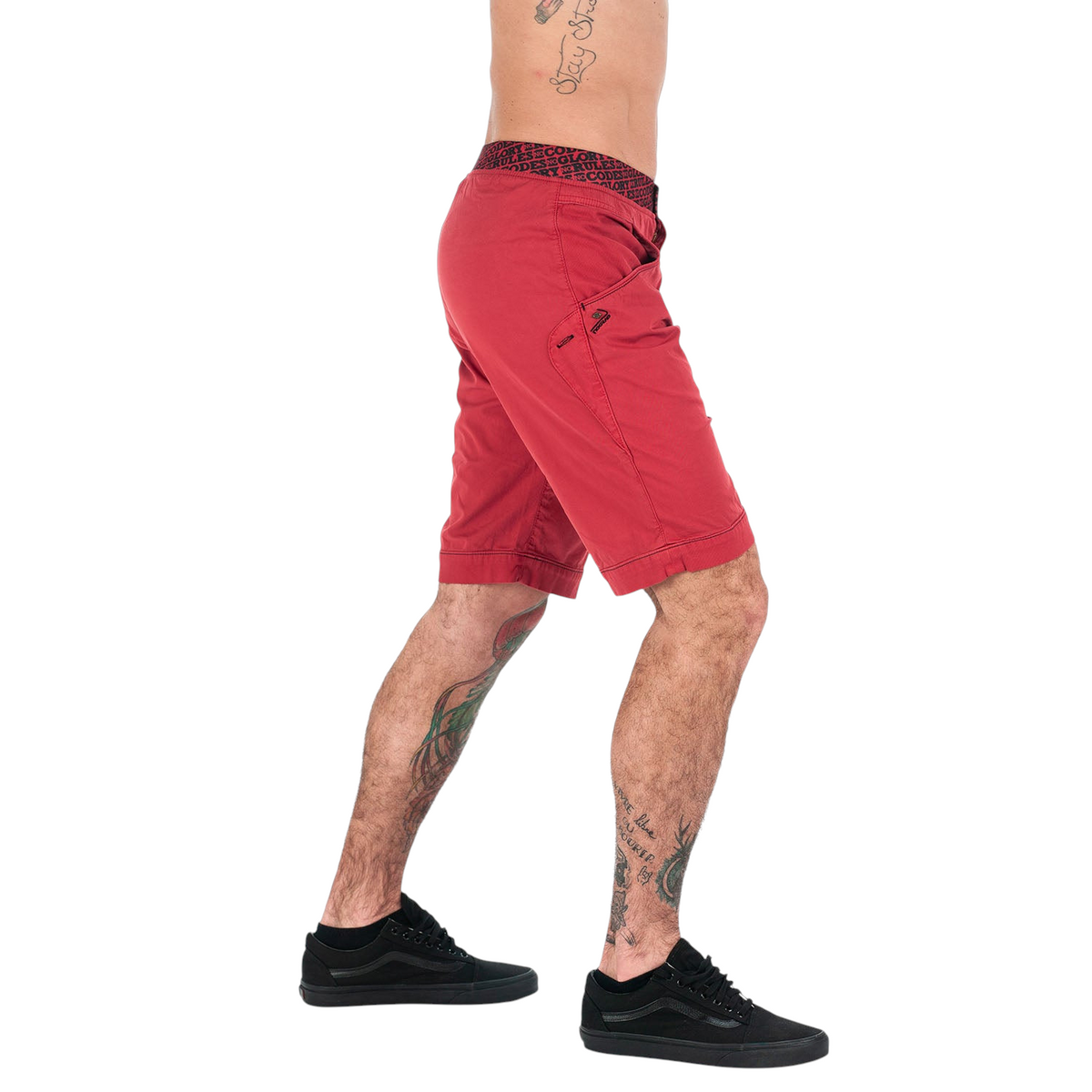 Vue latérale du short d'escalade rouge Sahel de 4c+ avec ceinture élastique contrastée et coupe ergonomique