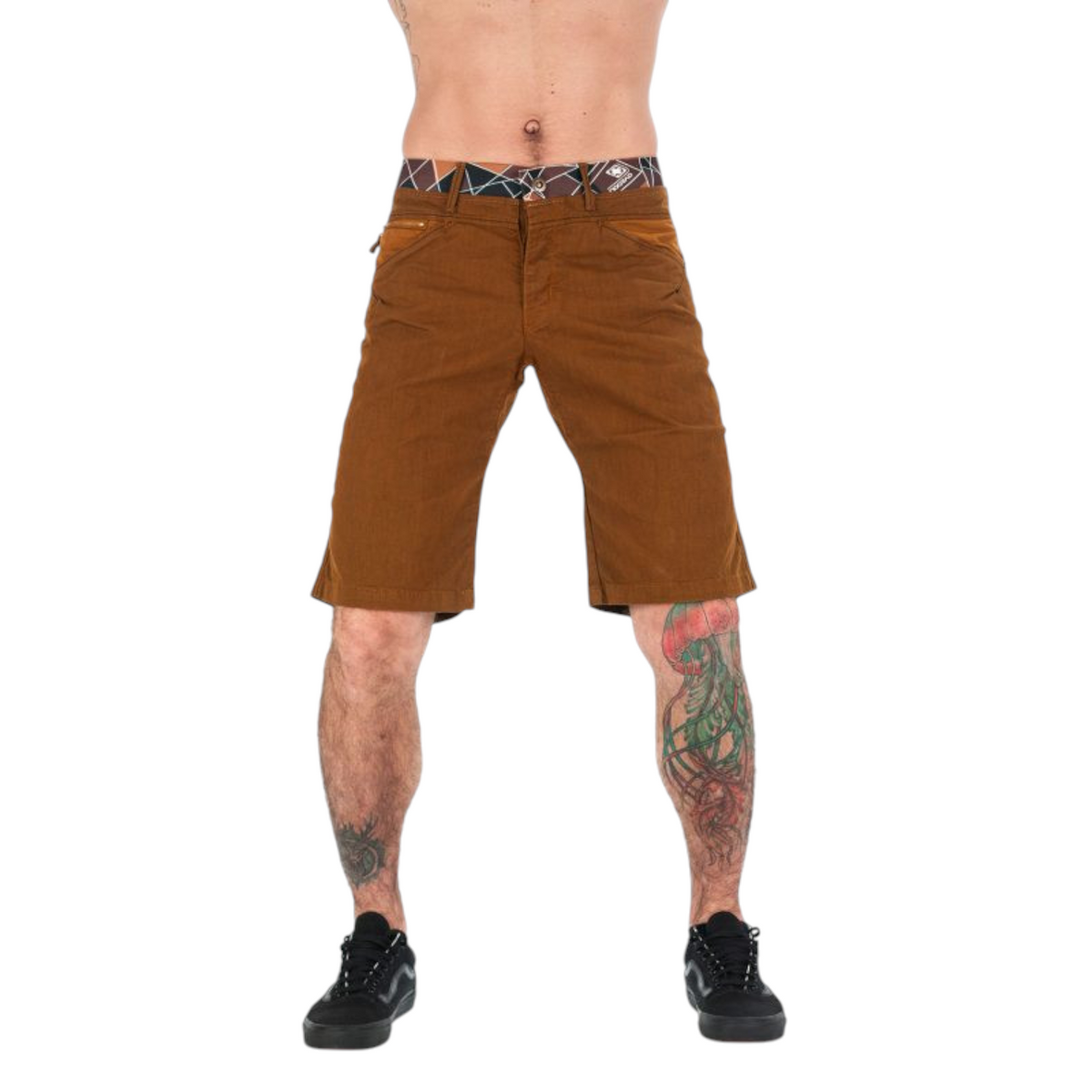 Short d'escalade marron NOGRAD Yaniro pour homme avec Magic Belt, porté par un homme tatoué, vendu par 4c+