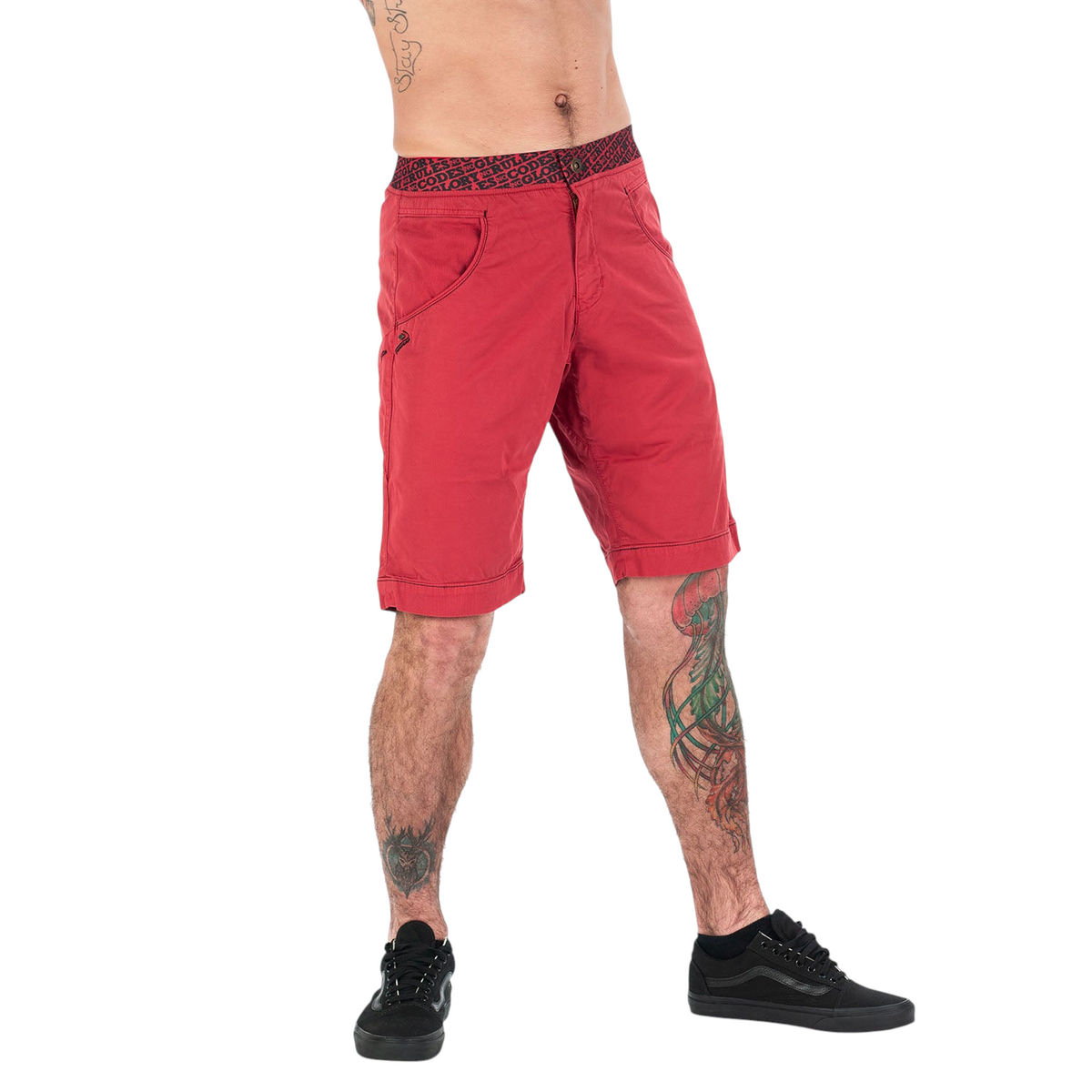 Short d'escalade rouge Nograd Sahel pour homme avec ceinture élastique contrastée, porté par un grimpeur chez 4c+