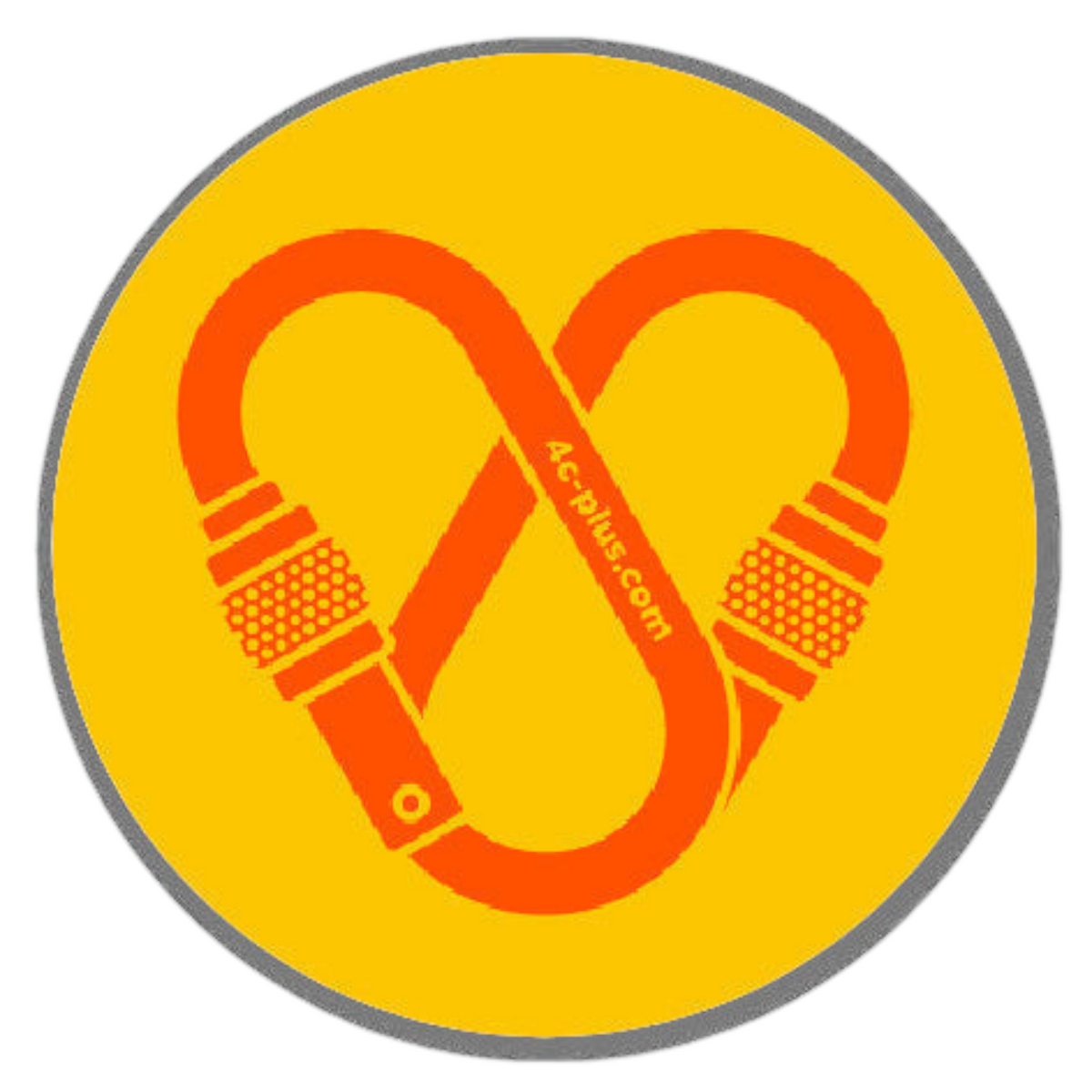 Sticker rond 4c+ jaune avec un mousqueton orange en forme de cœur, idéal pour personnaliser votre équipement outdoor.