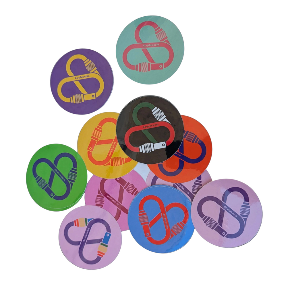 Stickers ronds 4c+ en vinyle coloré avec motif de mousqueton, parfaits pour personnaliser votre équipement outdoor.