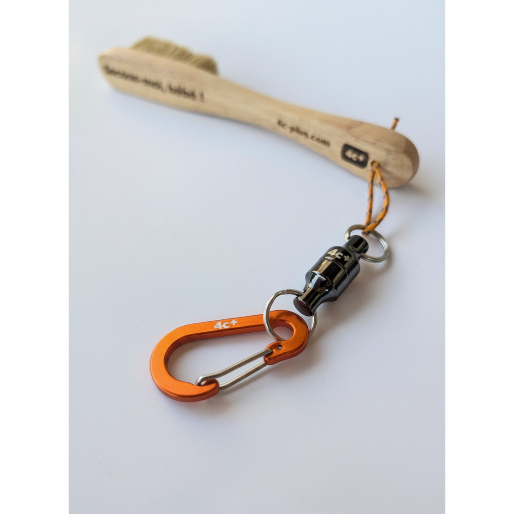 Sistema magnético 4c+ CLIPMAG con mosquetón naranja y cuerda para fijar el cepillo de escalada de madera