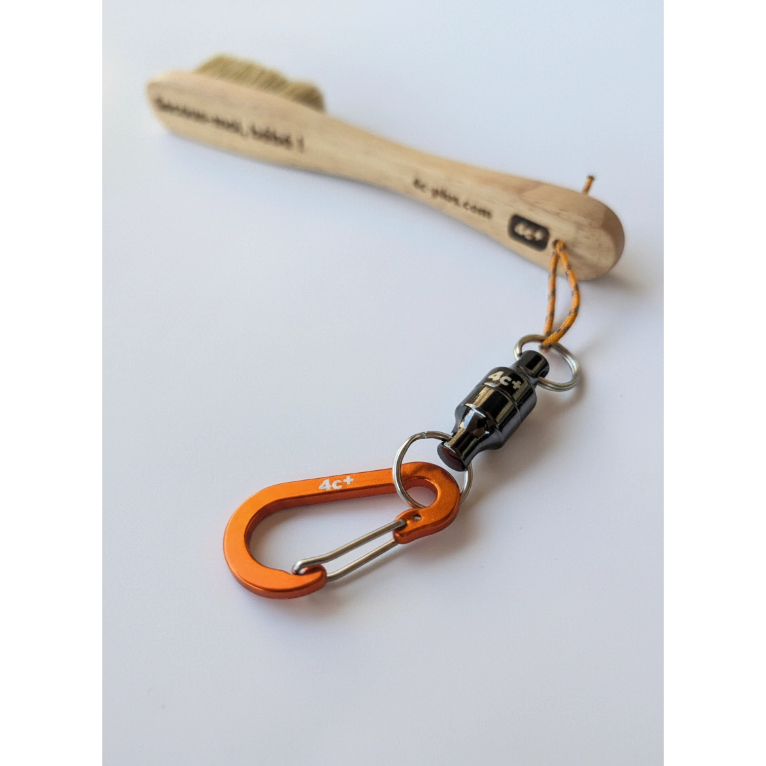 Sistema magnético 4c+ CLIPMAG con mosquetón naranja y cuerda para fijar el cepillo de escalada de madera