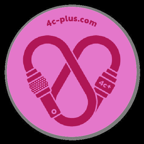 Sticker redondo 4c+ de vinilo resistente con diseño de mosquetón en forma de corazón sobre fondo rosa.