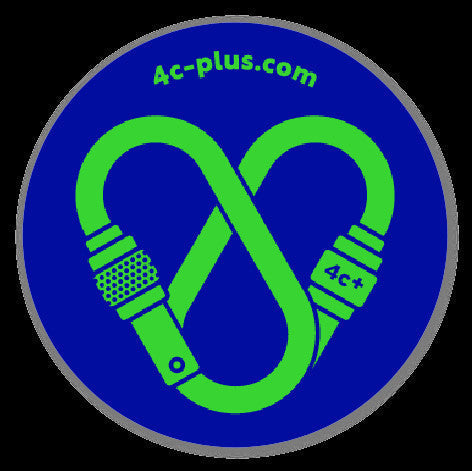 Sticker redondo 4c+ de vinilo resistente al agua con diseño de mosquetón verde sobre fondo azul para equipo outdoor.