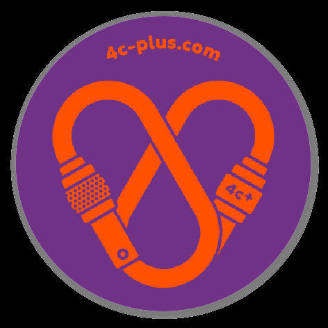 Sticker rond 4c+ en vinyle violet avec un mousqueton orange en forme de cœur, idéal pour équipement outdoor.