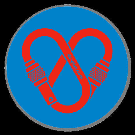 Sticker rond 4c+ en vinyle bleu avec un motif de mousqueton rouge en forme de cœur pour équipement outdoor.