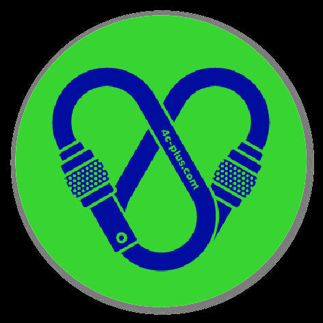 Sticker rond 4c+ en vinyle vert avec un motif de mousqueton bleu en forme de cœur pour équipement outdoor.