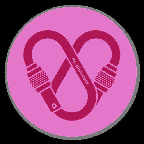 Sticker redondo de vinilo 4c+ color rosa con diseño de mosquetón en forma de corazón, resistente al agua.