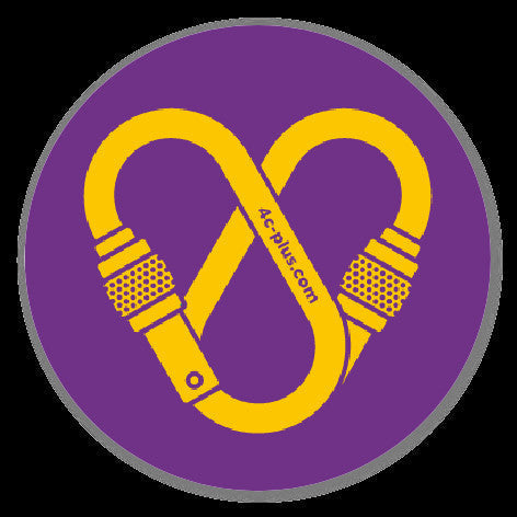 Sticker redondo 4c+ de vinilo resistente con diseño de mosquetón amarillo en forma de corazón sobre fondo morado.