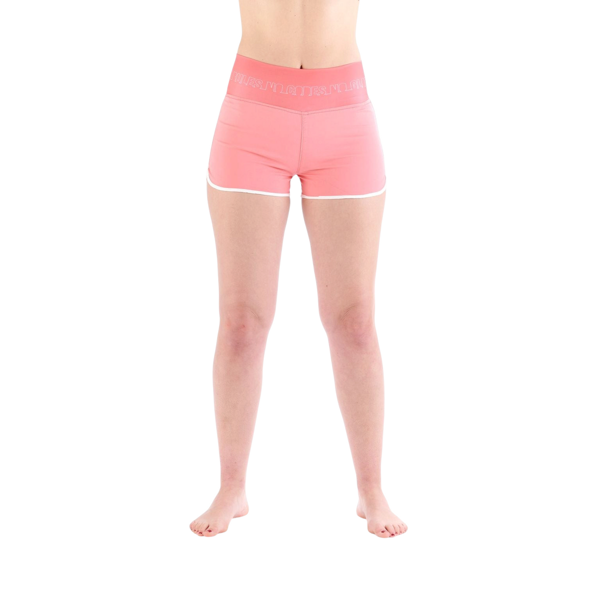 Short d’escalade femme Nograd Franc rose corail porté, vue de face avec liseré blanc