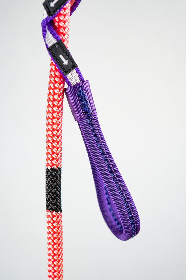 Beal Escaper, detalle de un bucle negro y una cinta violeta fijados a una cuerda roja