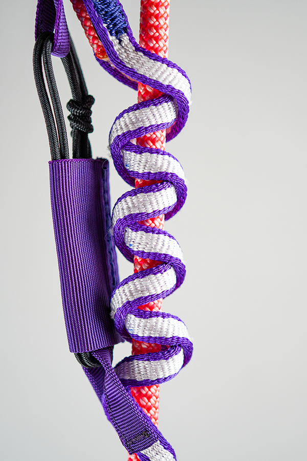 Beal Escaper, primer plano de la cinta elástica violeta en espiral alrededor de una cuerda roja