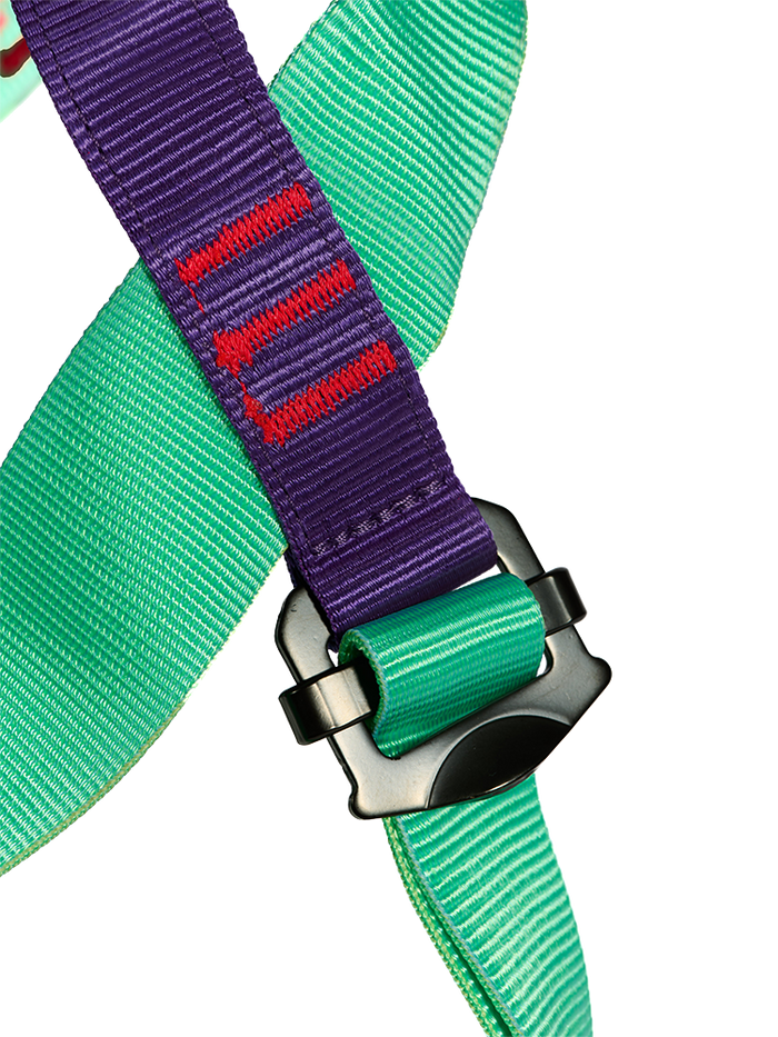 Harnais intégral Beal Bambi II, gros plan d’une boucle métallique sur sangle violette et turquoise