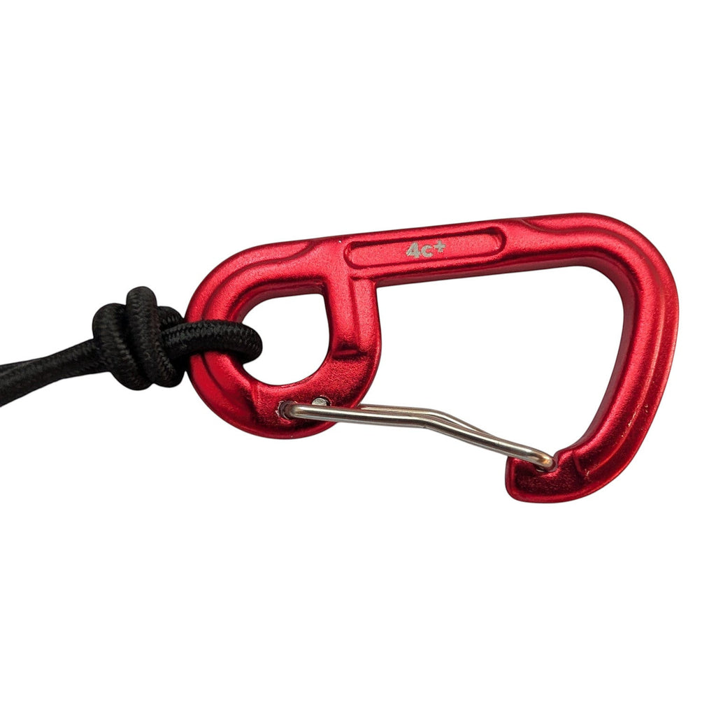 Gros plan du mousqueton rouge 4c+ noué au cordon élastique du leash Oops!