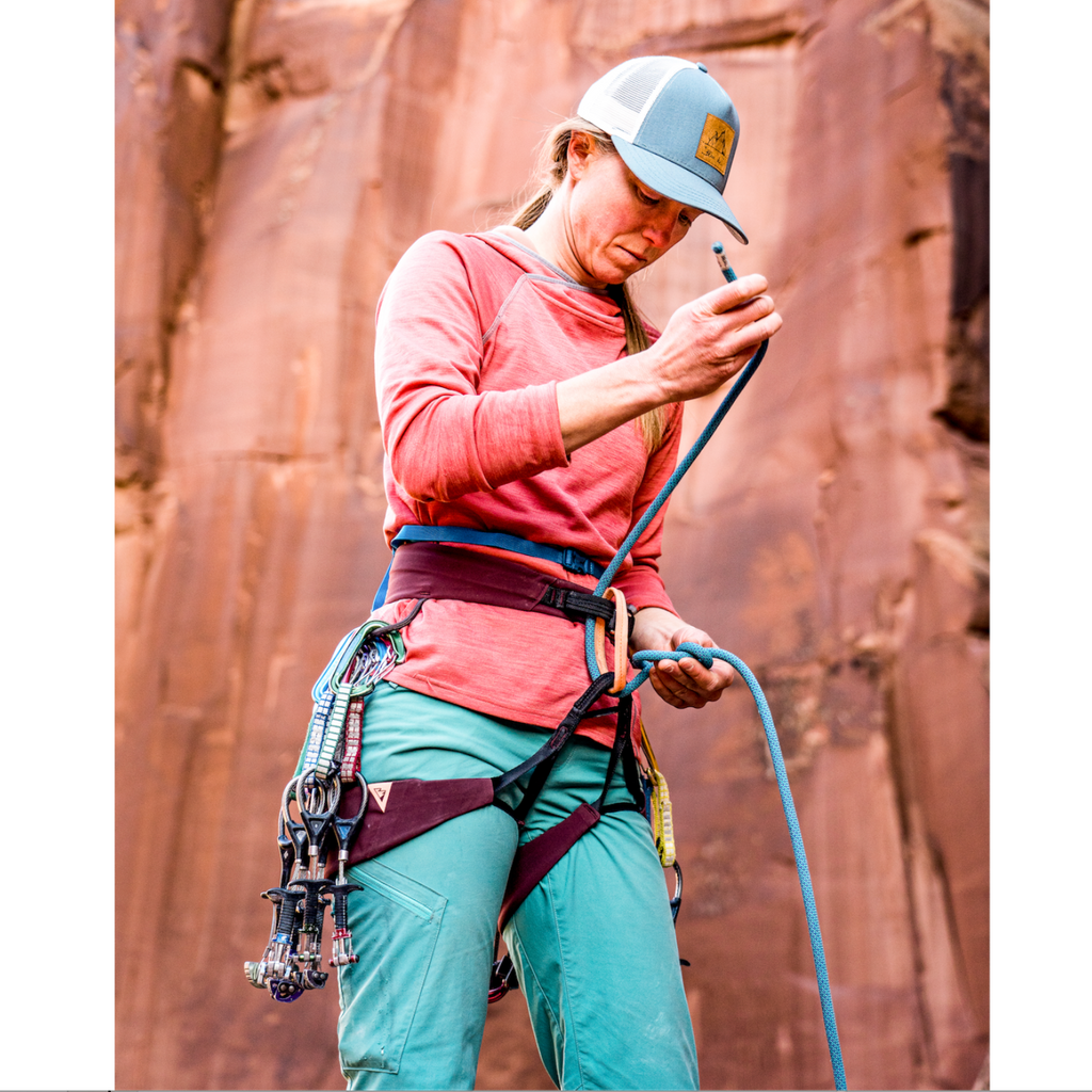 Escaladora con arnés 4c+ Cuesta Femme de diseño ergonómico, ligero y técnico para mujer en pared de roca