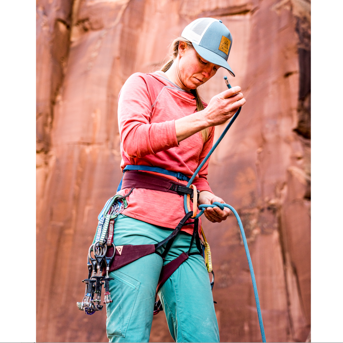 Escaladora con arnés 4c+ Cuesta Femme de diseño ergonómico, ligero y técnico para mujer en pared de roca